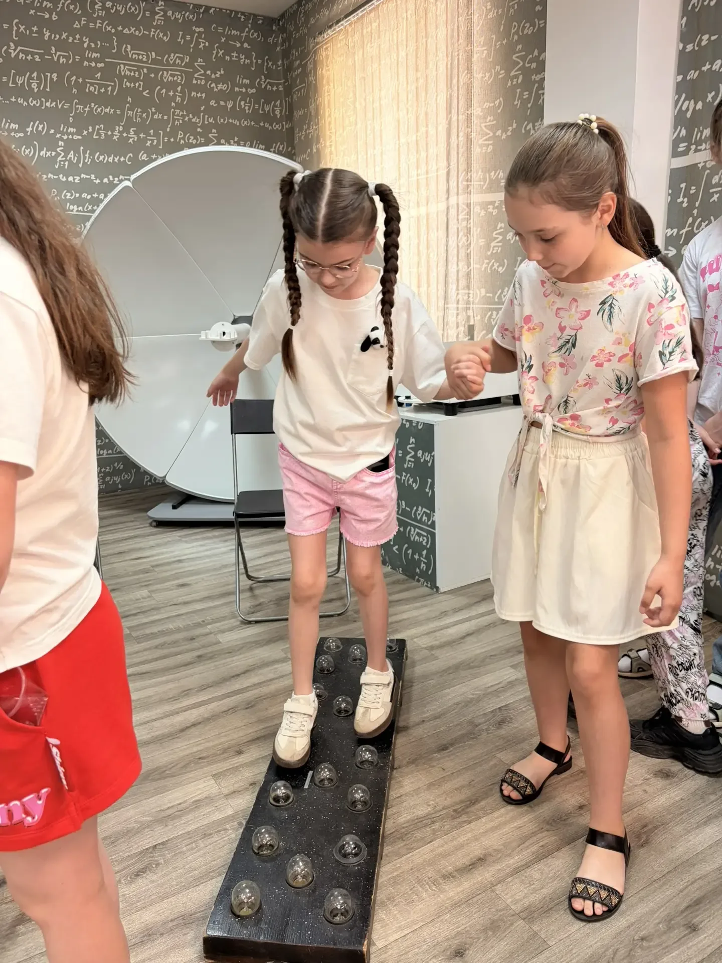 Не урок, а приключение! 🧲✨ Как 3А и 3Б покоряли «Физическую кунсткамеру»  Всем известно, что физика 