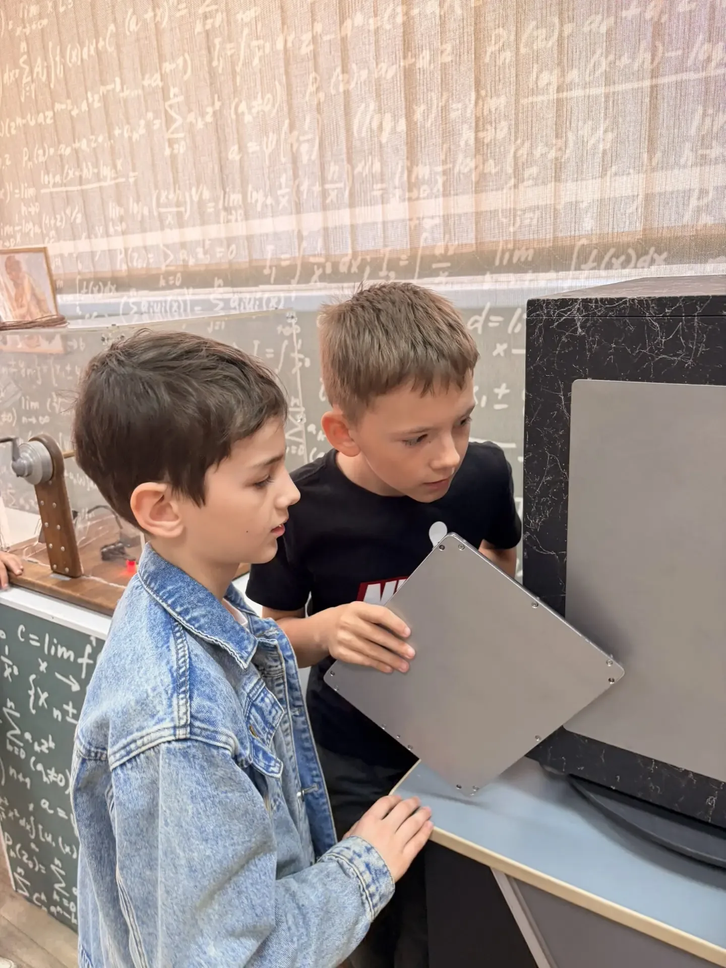 Не урок, а приключение! 🧲✨ Как 3А и 3Б покоряли «Физическую кунсткамеру»  Всем известно, что физика 