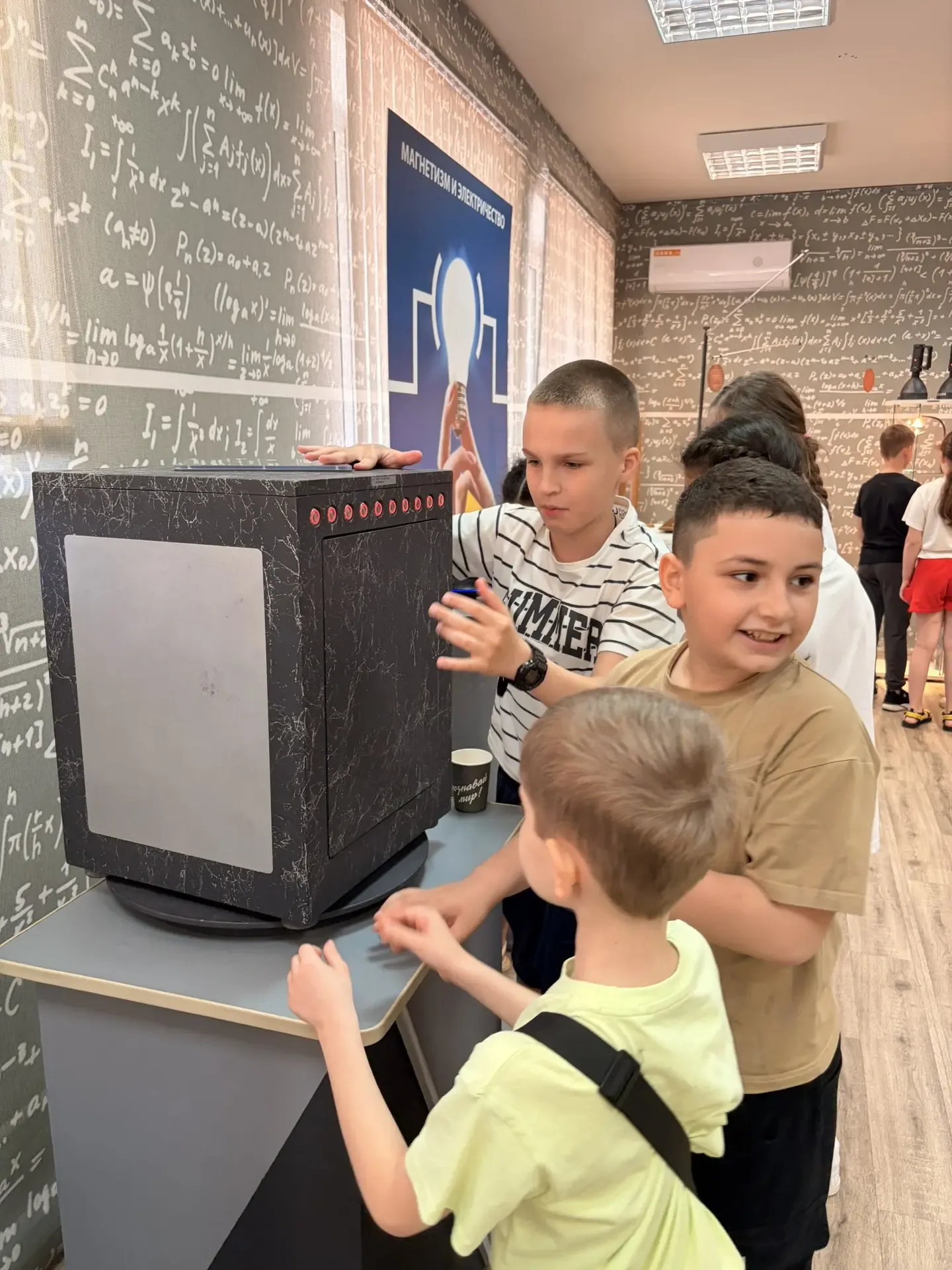 Не урок, а приключение! 🧲✨ Как 3А и 3Б покоряли «Физическую кунсткамеру»  Всем известно, что физика 