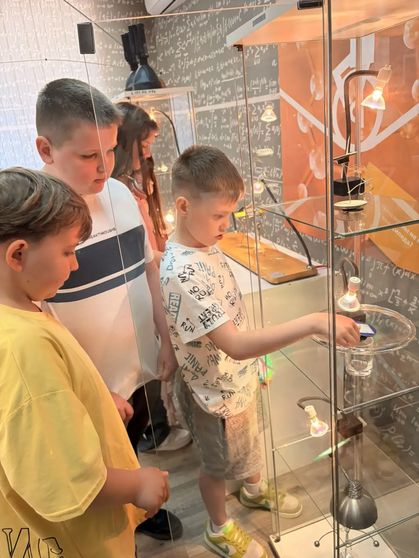 Не урок, а приключение! 🧲✨ Как 3А и 3Б покоряли «Физическую кунсткамеру»  Всем известно, что физика 