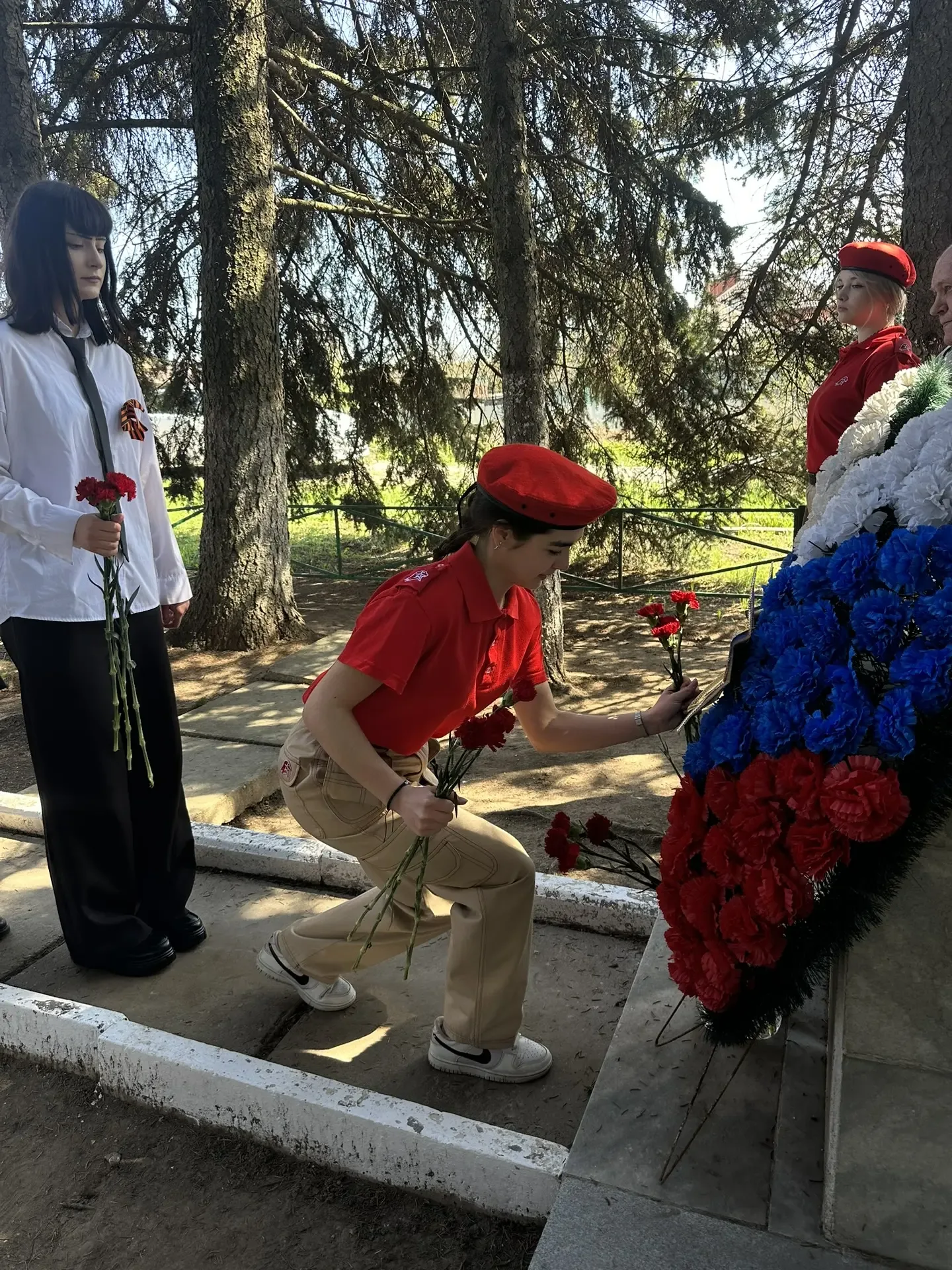 Помнить, чтобы жить. Юнармейцы и школьники открыли Вахту Памяти у монумента в деревне Северово.  📍 С