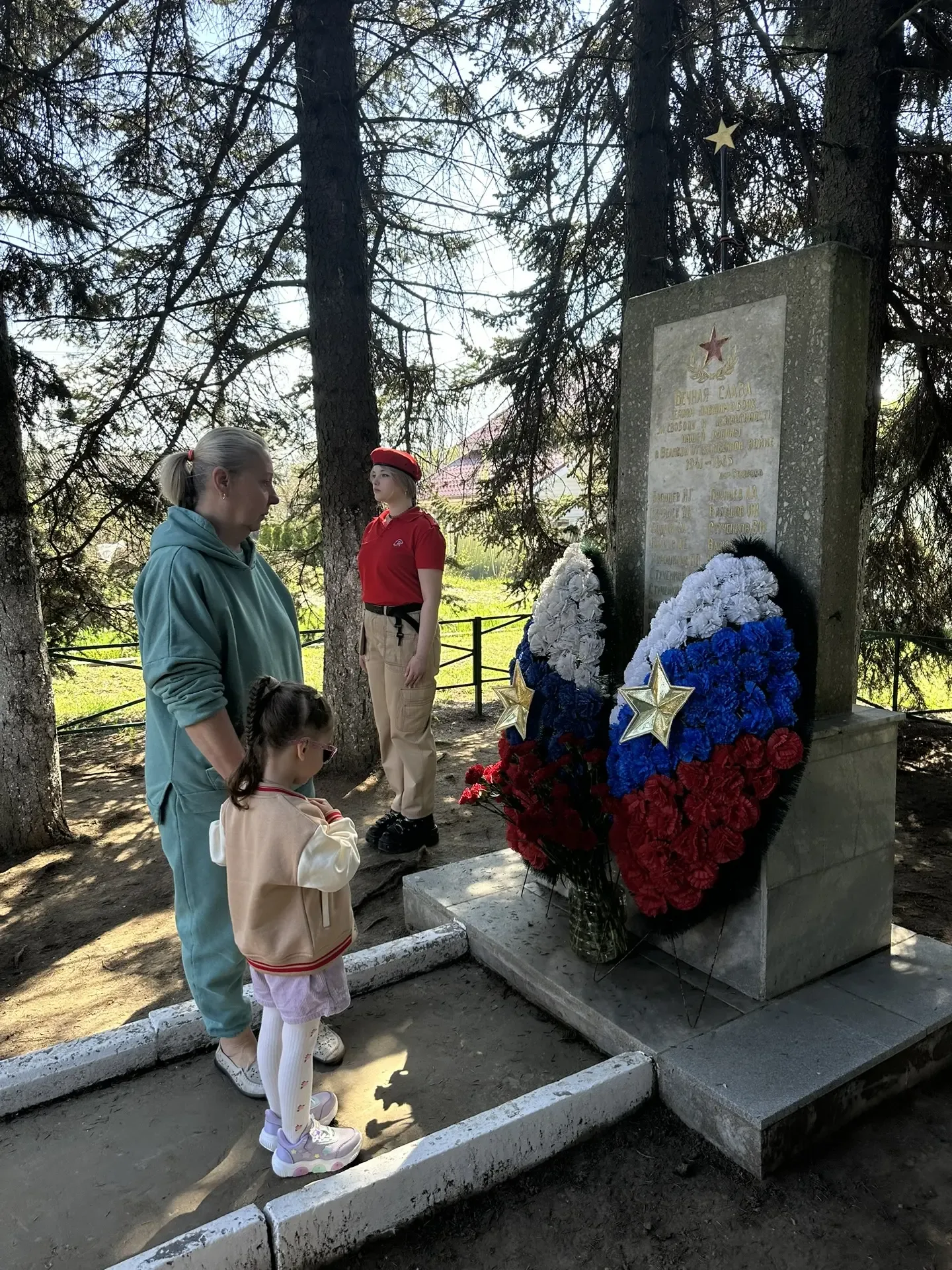 Помнить, чтобы жить. Юнармейцы и школьники открыли Вахту Памяти у монумента в деревне Северово.  📍 С