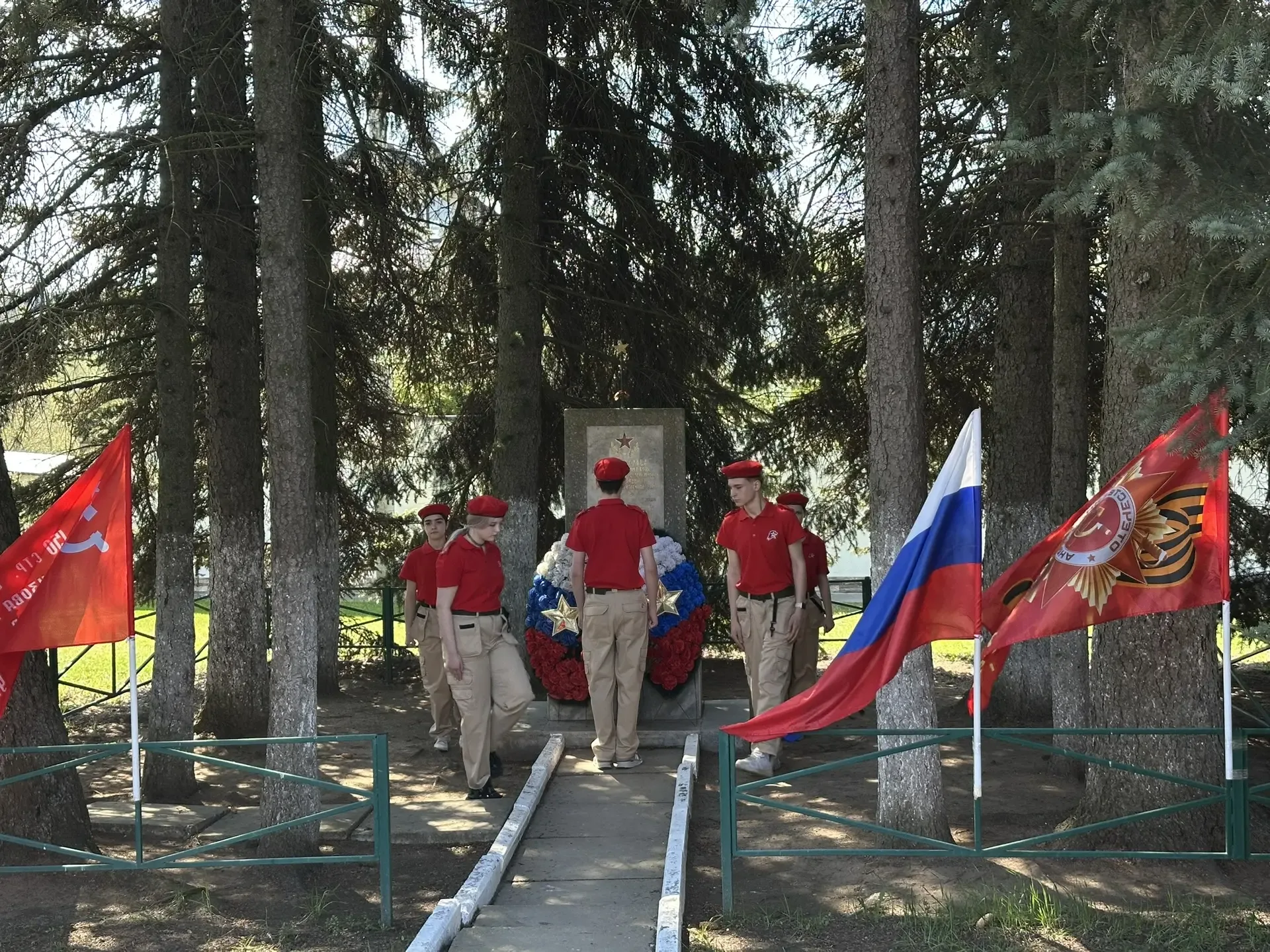 Помнить, чтобы жить. Юнармейцы и школьники открыли Вахту Памяти у монумента в деревне Северово.  📍 С