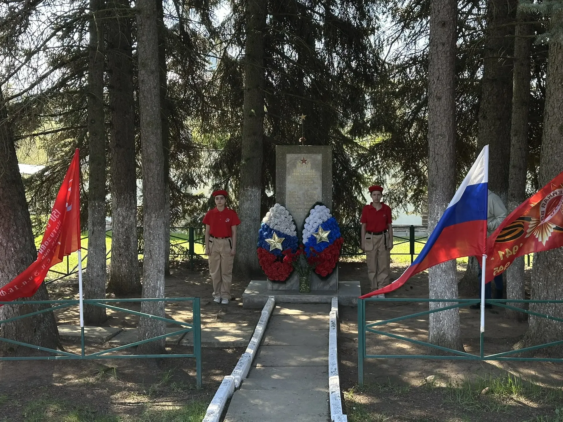 Помнить, чтобы жить. Юнармейцы и школьники открыли Вахту Памяти у монумента в деревне Северово.  📍 С