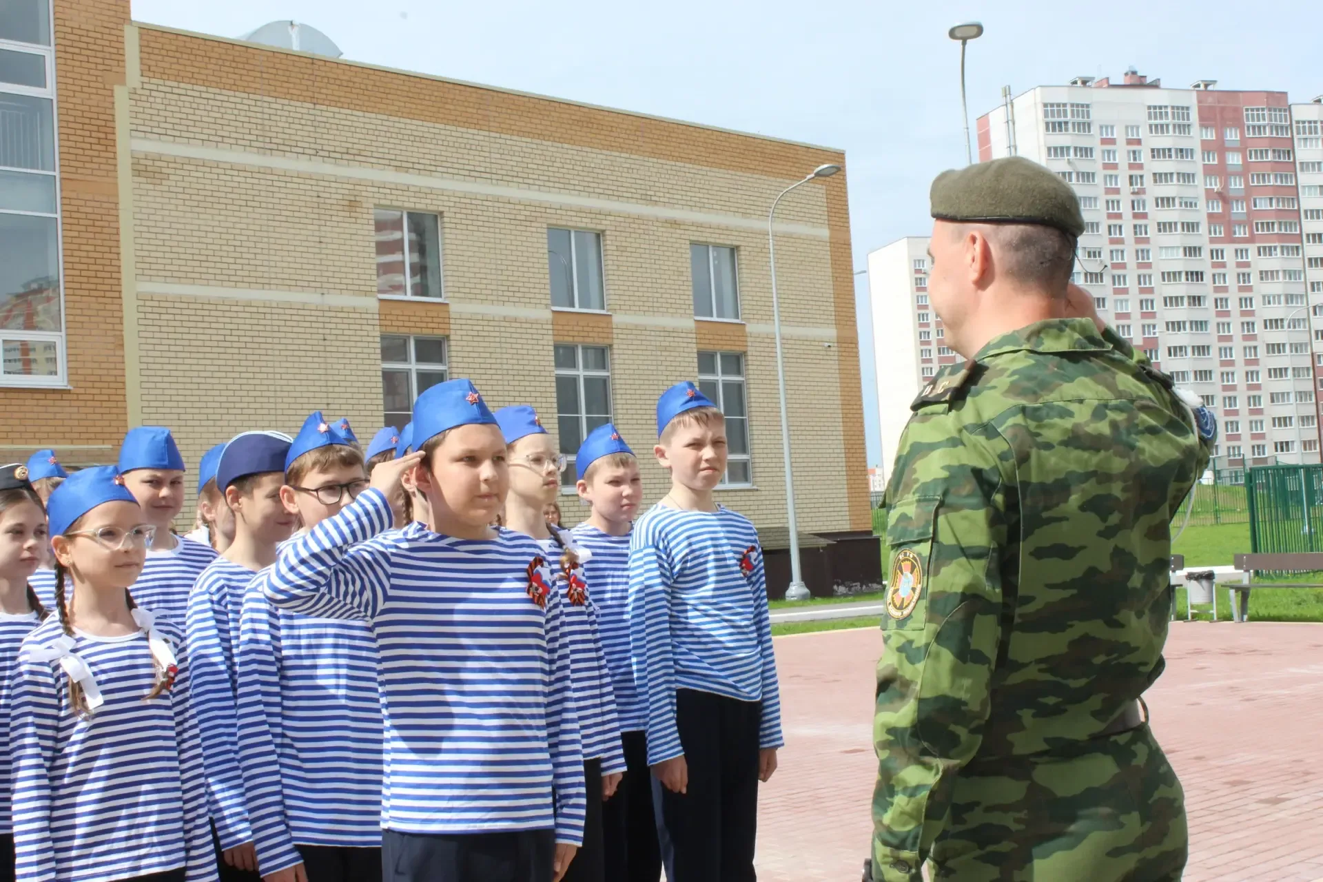 Во 2 корпусе лицея прошли смотры строя и песни, в которых приняли участие ученики 5–8 классов. Это с