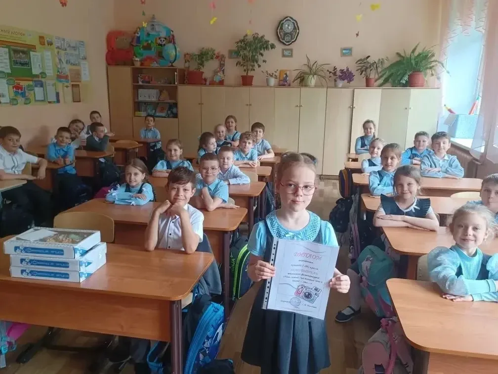 ✨ Мы наградили победителей школьного фотоконкурса!  Дипломы в руках классных коллективов, счастливые