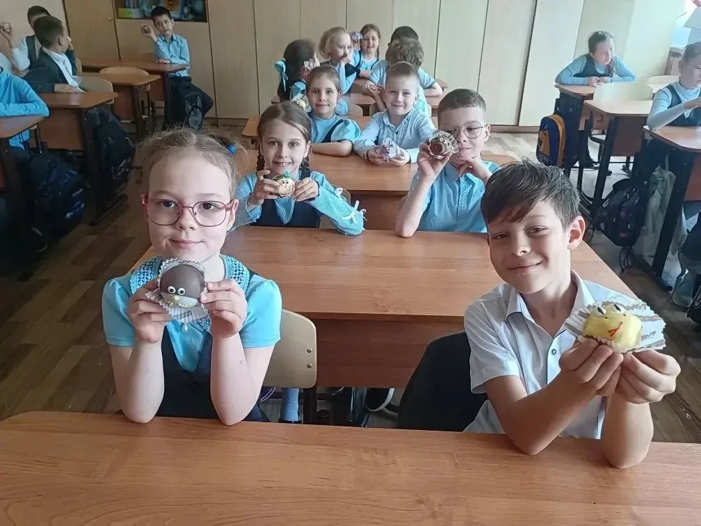 ✨ Мы наградили победителей школьного фотоконкурса!  Дипломы в руках классных коллективов, счастливые