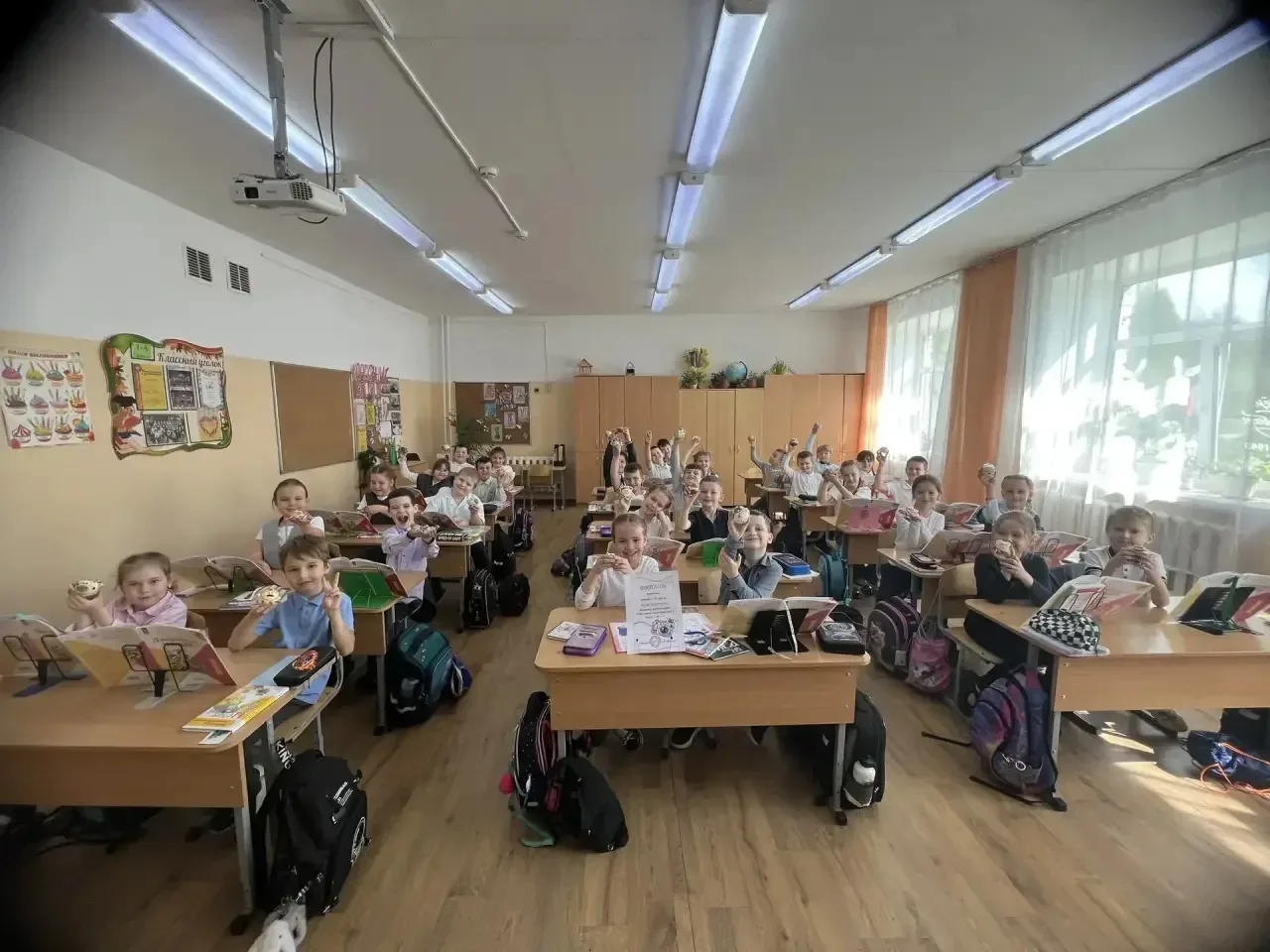 ✨ Мы наградили победителей школьного фотоконкурса!  Дипломы в руках классных коллективов, счастливые