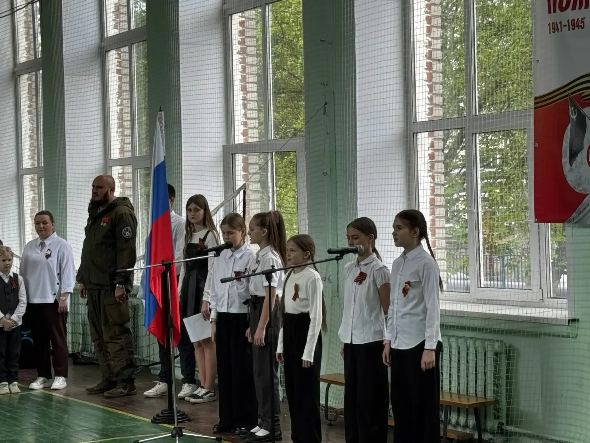 Школа 44 нашего Образовательного центра замерла в едином порыве памяти и благодарности.  Линейка-мит