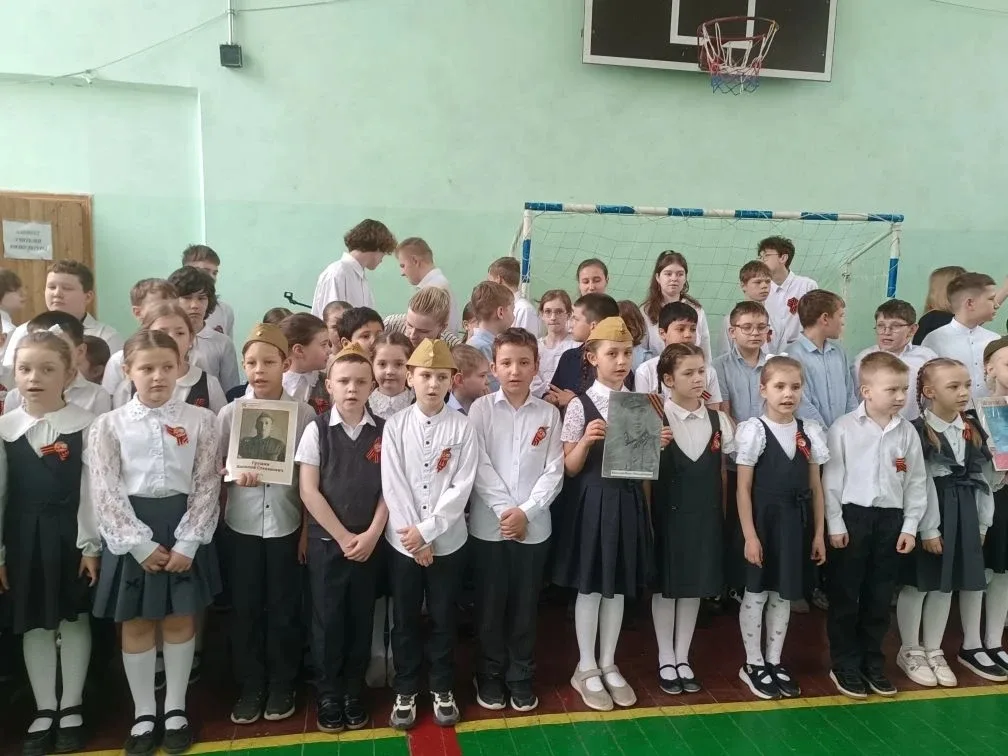 Школа 44 нашего Образовательного центра замерла в едином порыве памяти и благодарности.  Линейка-мит