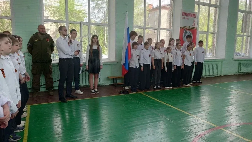 Школа 44 нашего Образовательного центра замерла в едином порыве памяти и благодарности.  Линейка-мит