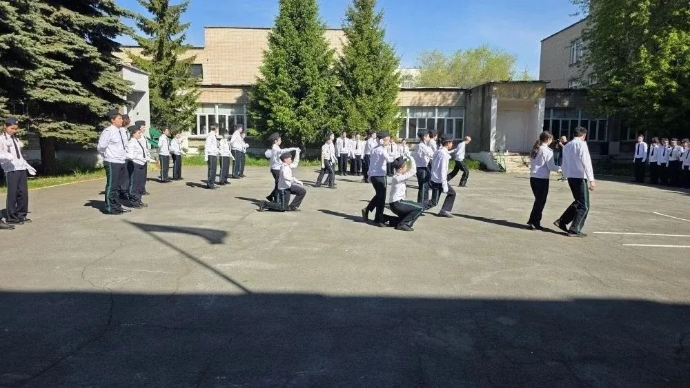 В нашей школе прошёл замечательный праздник — прощание с кадетством 🇷🇺  Каждый кадетский класс подго