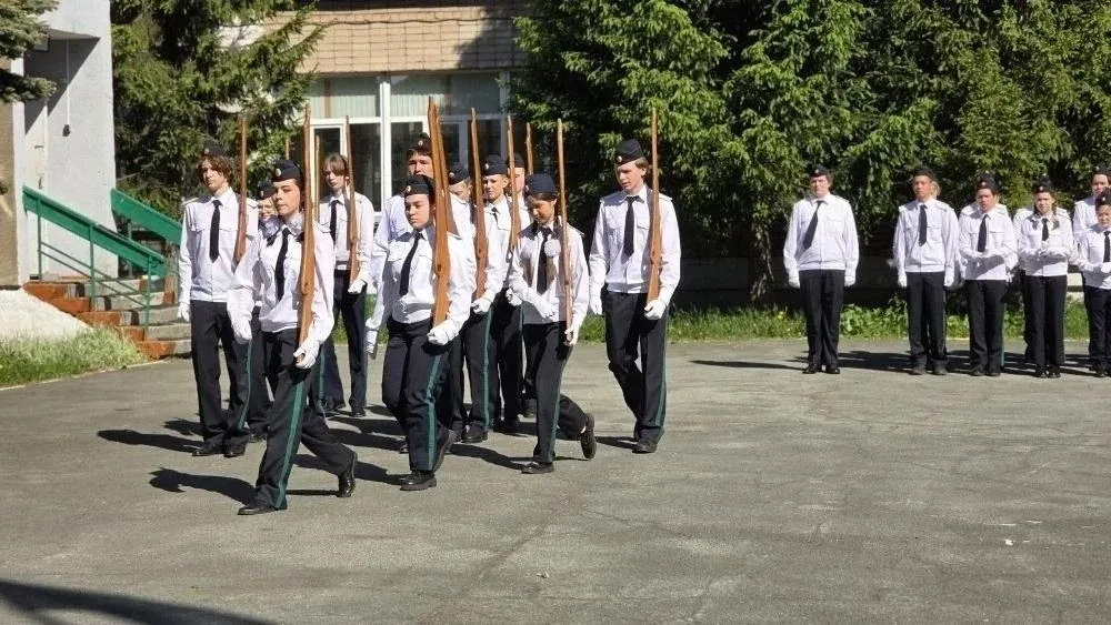 В нашей школе прошёл замечательный праздник — прощание с кадетством 🇷🇺  Каждый кадетский класс подго