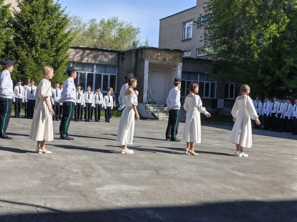 В нашей школе прошёл замечательный праздник — прощание с кадетством 🇷🇺  Каждый кадетский класс подго