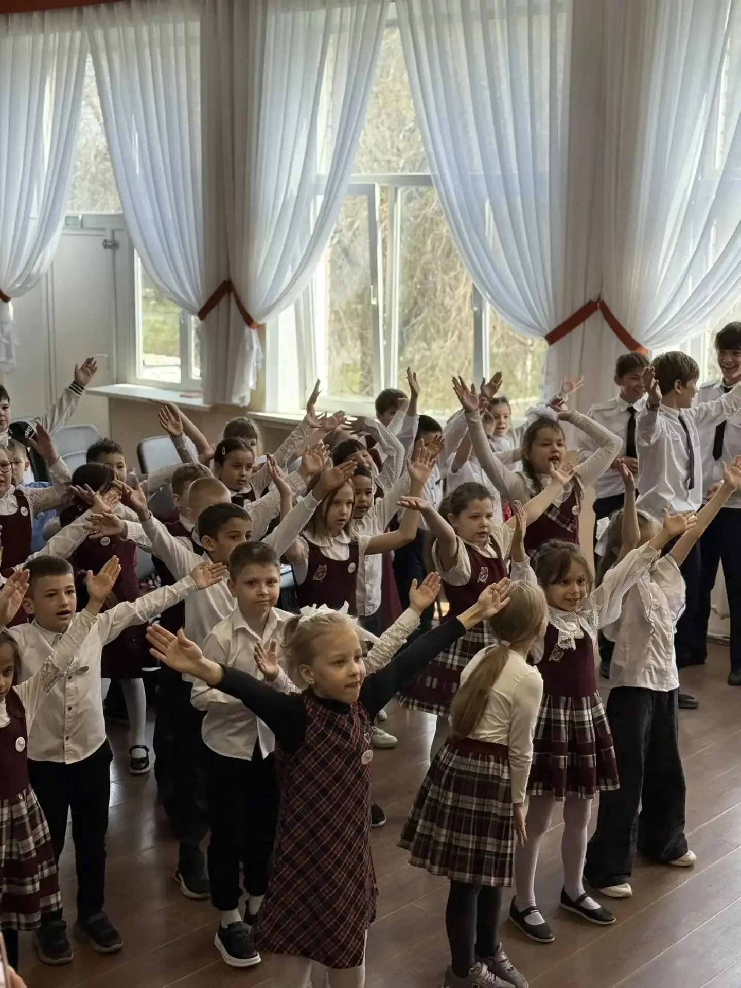 🇷🇺 Сегодня в нашей школе — важное событие!  Состоялось торжественное посвящение первоклассников в «О