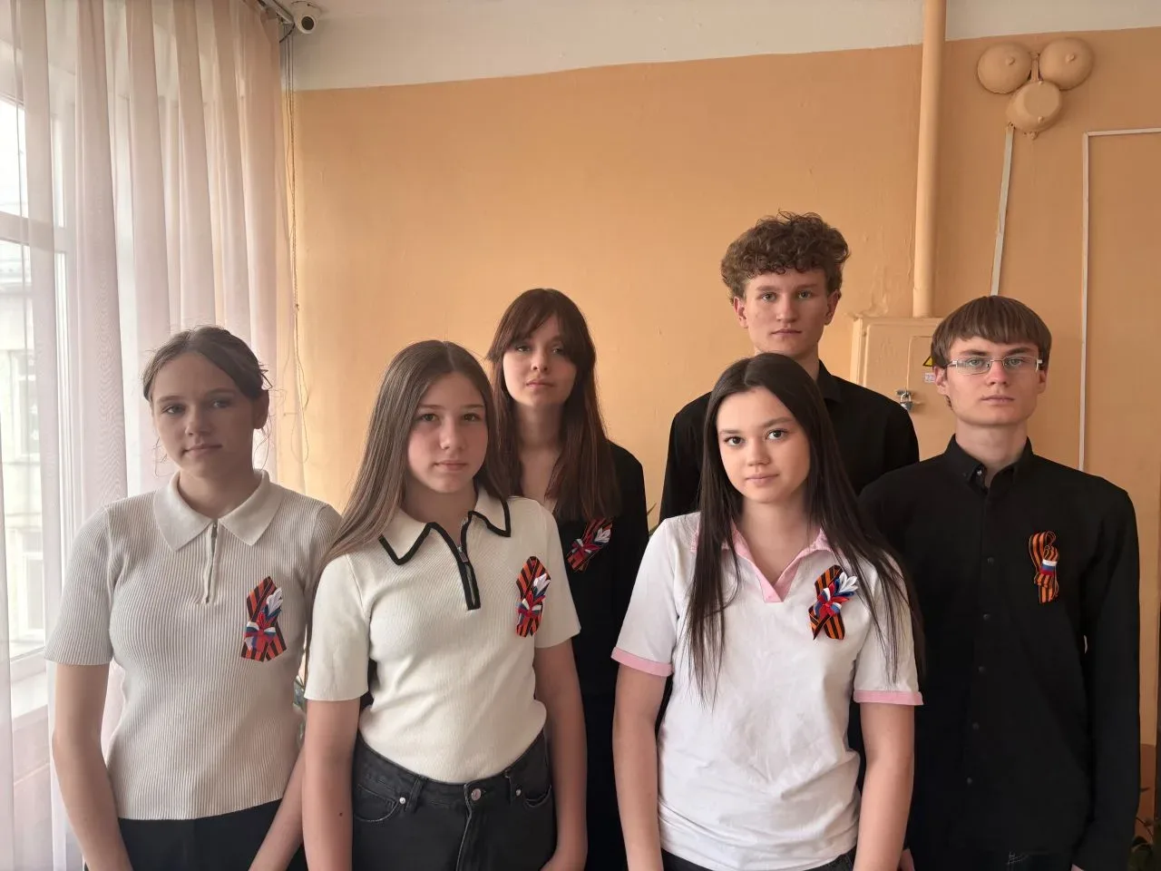 🎖️ В преддверии Дня Победы в нашей школе прошёл мастер-класс по изготовлению брошей из Георгиевской 