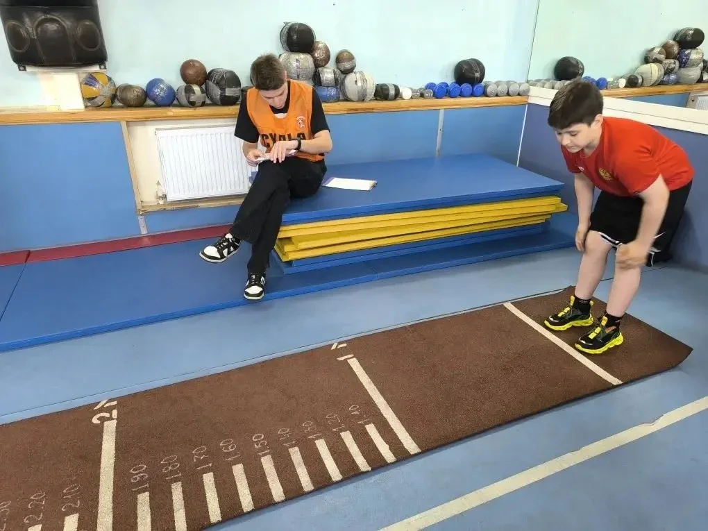 Спорт, характер и командный дух — это про наших ребят! 🏆  🏫 Ученики МБОУ СОШ №4 вместе со своим наст