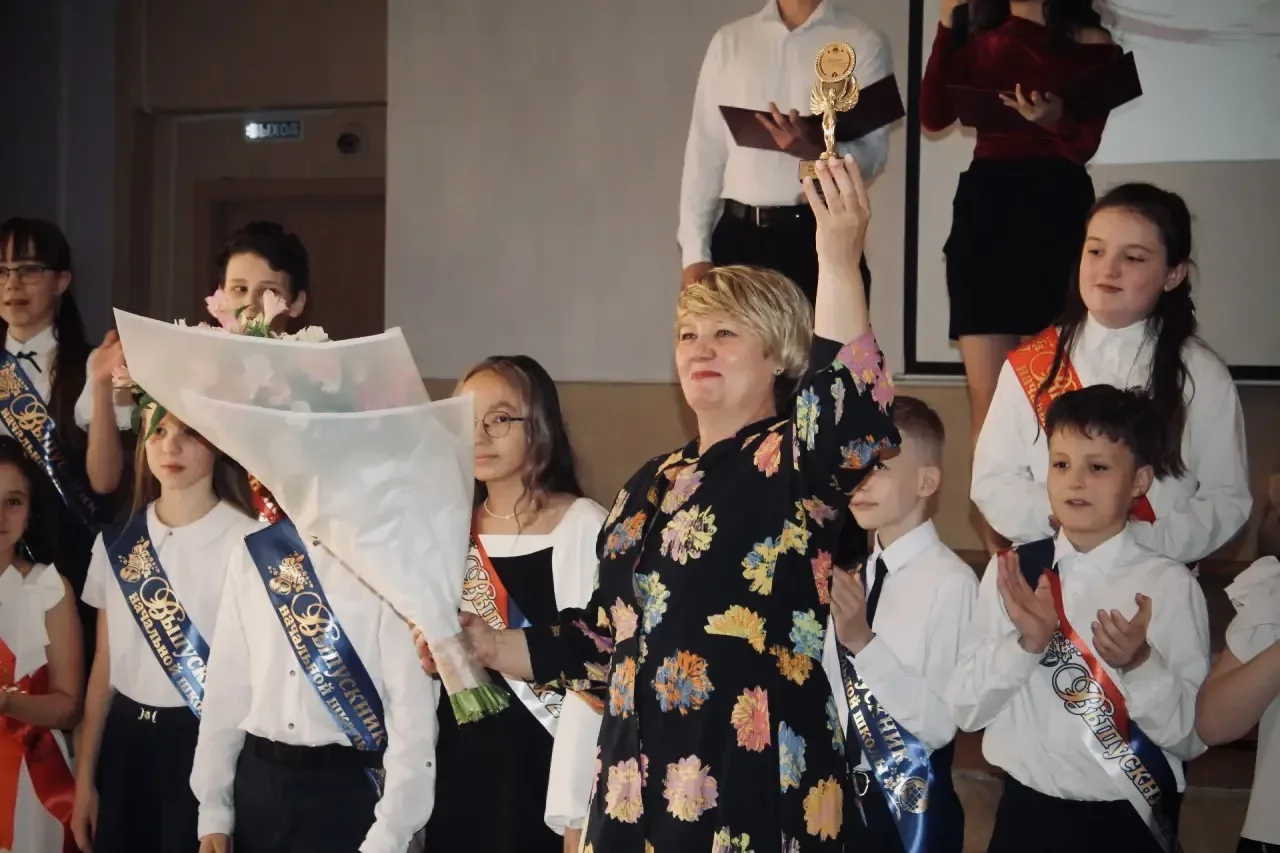 Слезы на глазах и гром аплодисментов: как в #КадетскаяШкола45 простились с 4-ми классами ❤️  Вроде т