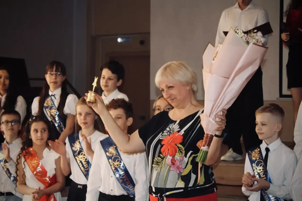 Слезы на глазах и гром аплодисментов: как в #КадетскаяШкола45 простились с 4-ми классами ❤️  Вроде т