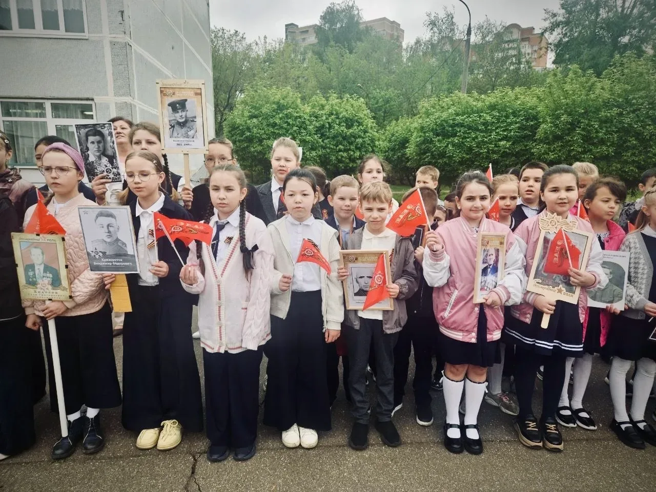 🇷🇺 Помним! Гордимся! Равняемся на героев!  В преддверии великого Дня Победы, наши ученики приняли уч