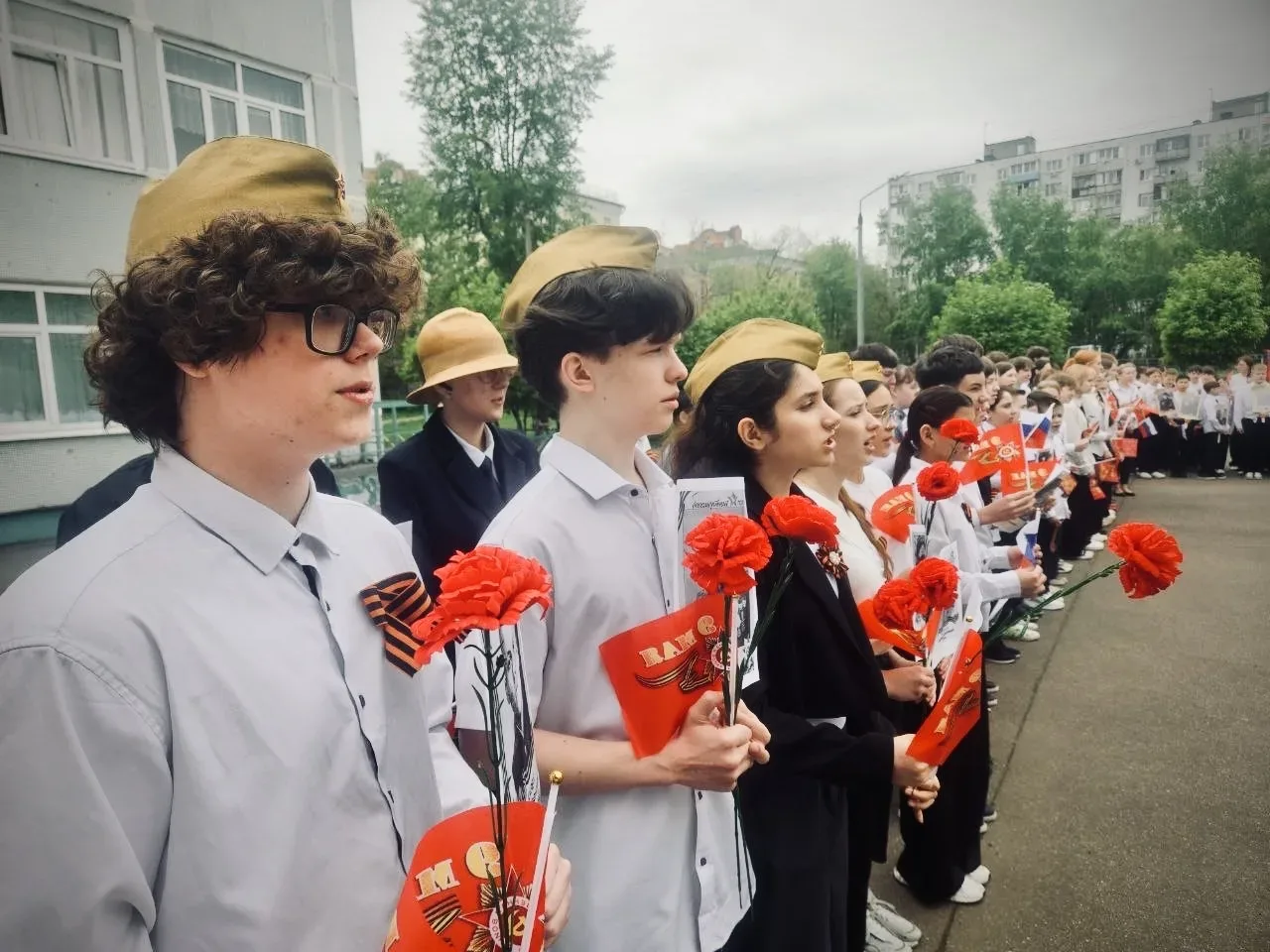 🇷🇺 Помним! Гордимся! Равняемся на героев!  В преддверии великого Дня Победы, наши ученики приняли уч