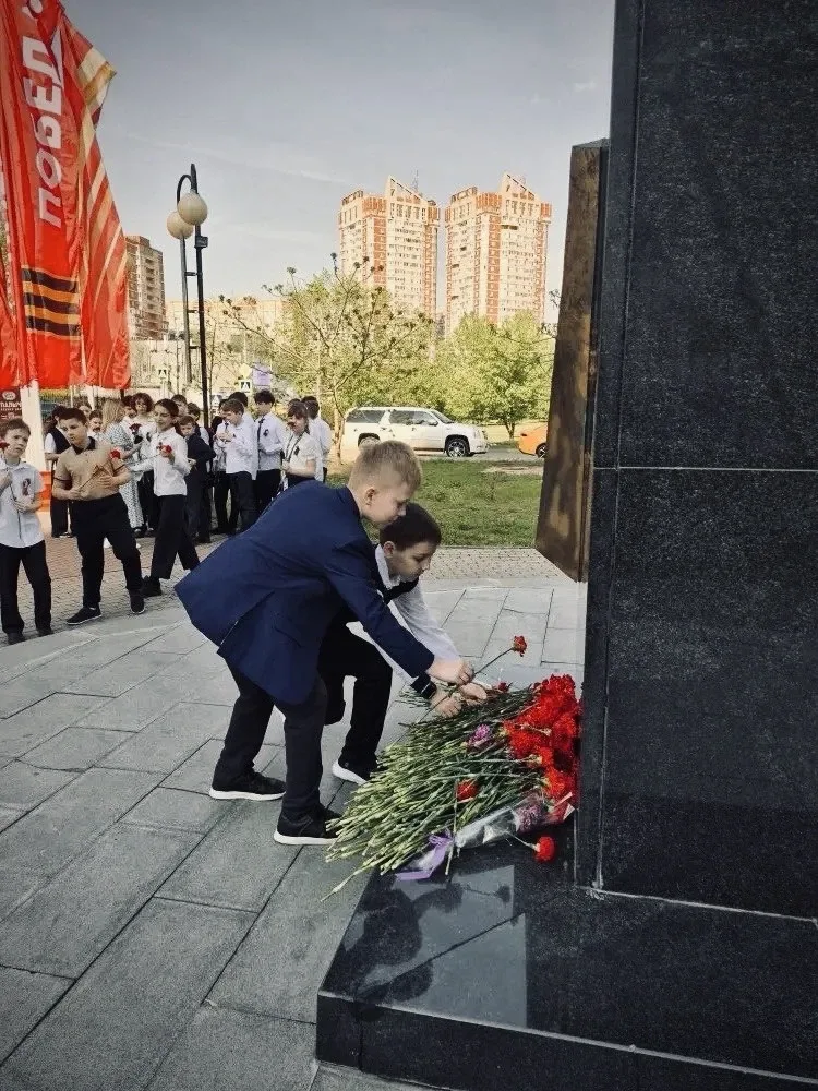 🌸 Живые цветы — живой памяти.  Обучающиеся #КадетскаяШкола45 в рамках акции «Я помню!» почтили памят
