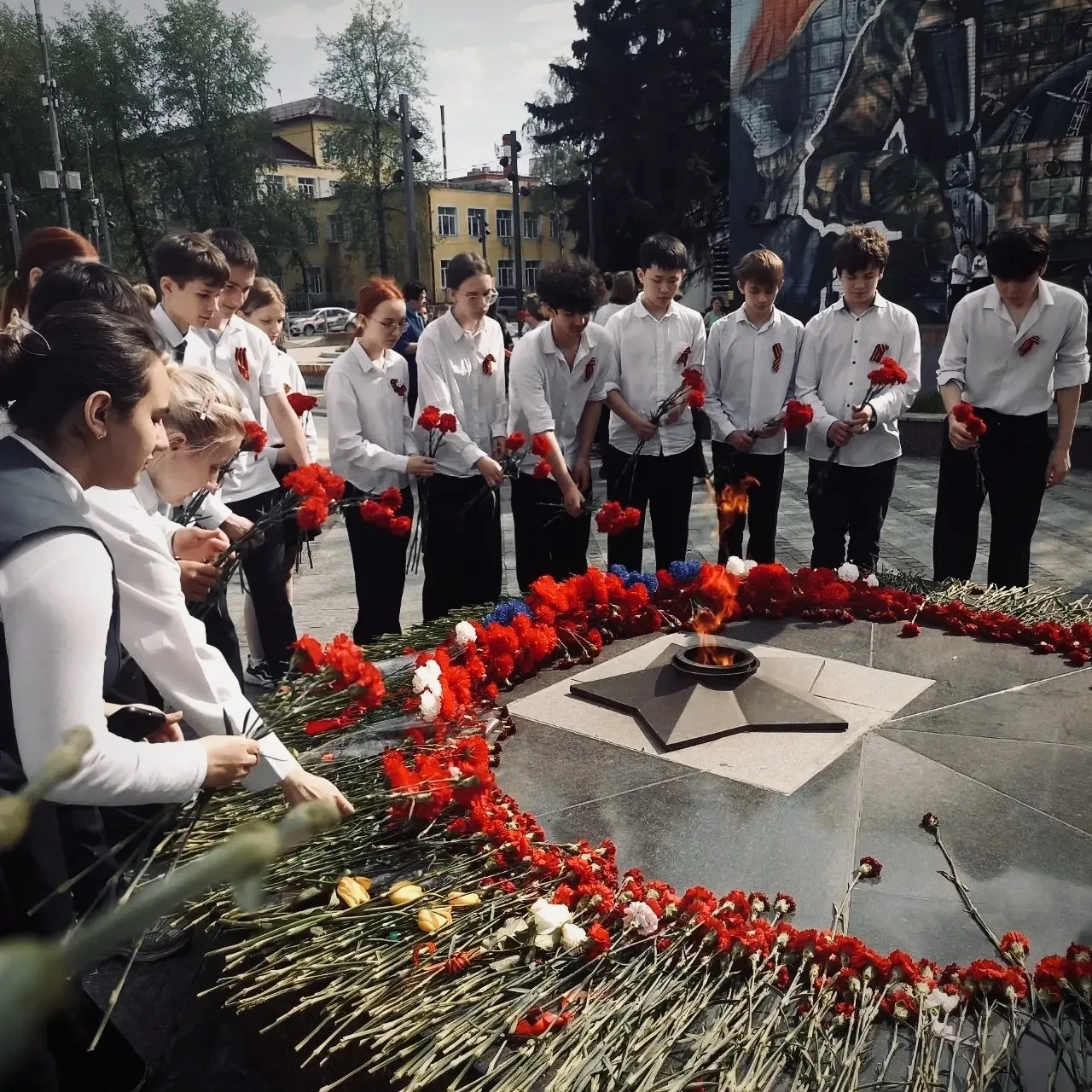 🌸 Живые цветы — живой памяти.  Обучающиеся #КадетскаяШкола45 в рамках акции «Я помню!» почтили памят