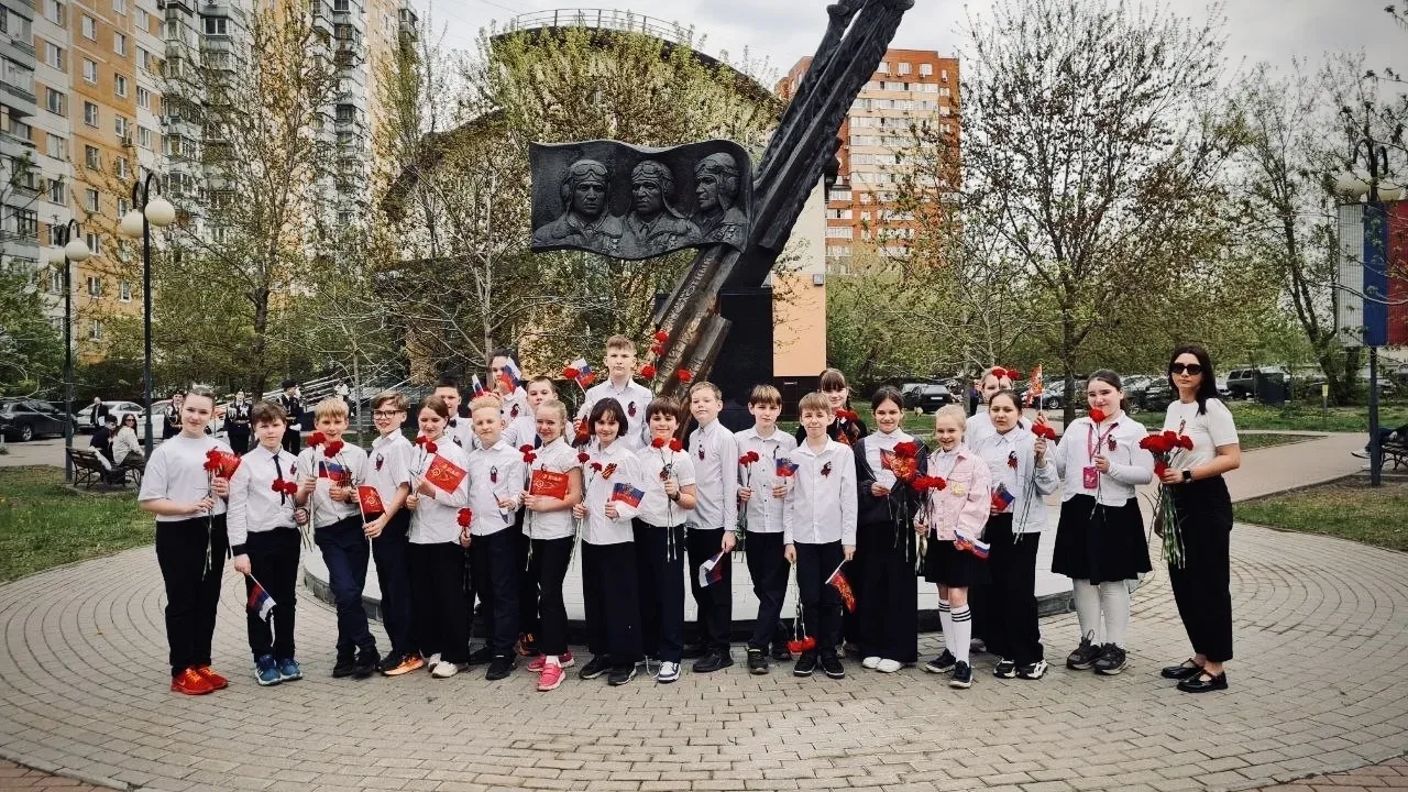 🌸 Живые цветы — живой памяти.  Обучающиеся #КадетскаяШкола45 в рамках акции «Я помню!» почтили памят