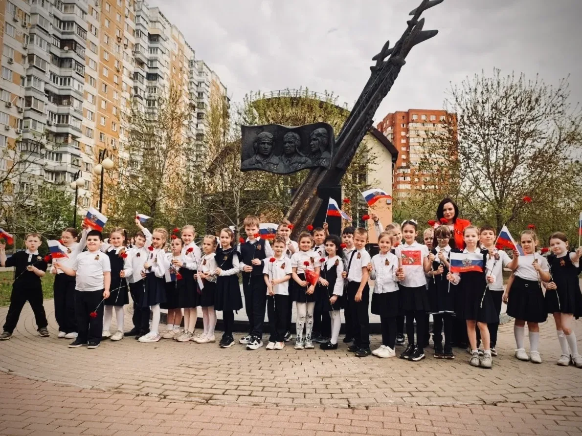 🌸 Живые цветы — живой памяти.  Обучающиеся #КадетскаяШкола45 в рамках акции «Я помню!» почтили памят