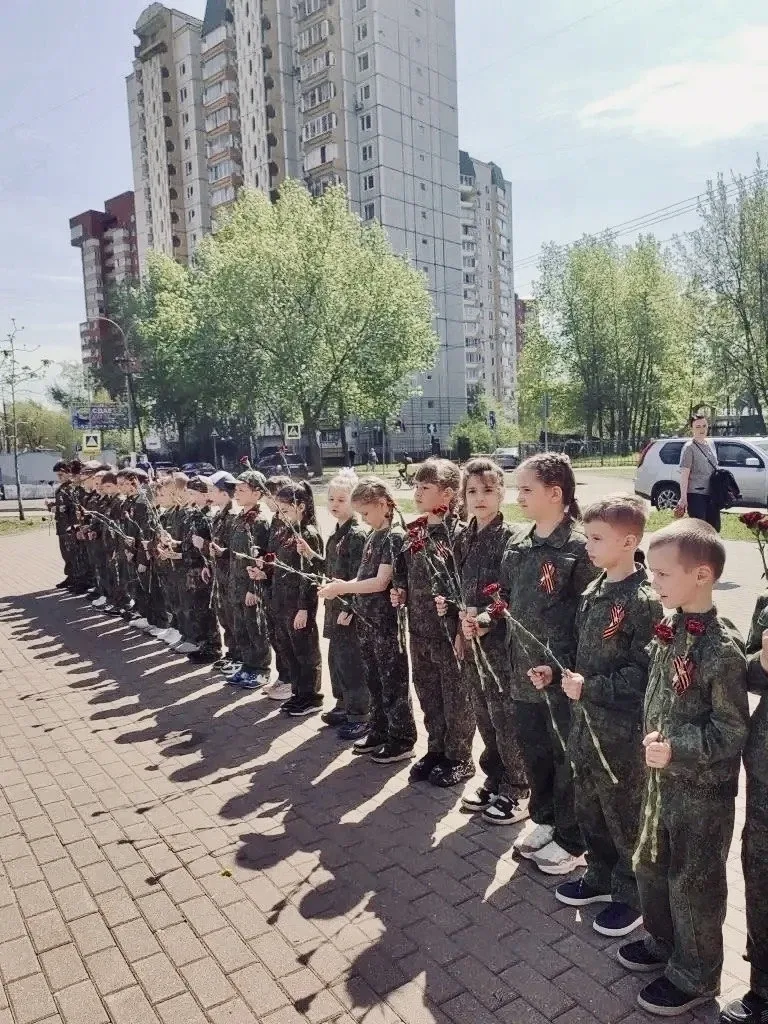 🌸 Живые цветы — живой памяти.  Обучающиеся #КадетскаяШкола45 в рамках акции «Я помню!» почтили памят