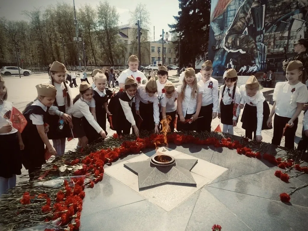 🌸 Живые цветы — живой памяти.  Обучающиеся #КадетскаяШкола45 в рамках акции «Я помню!» почтили памят