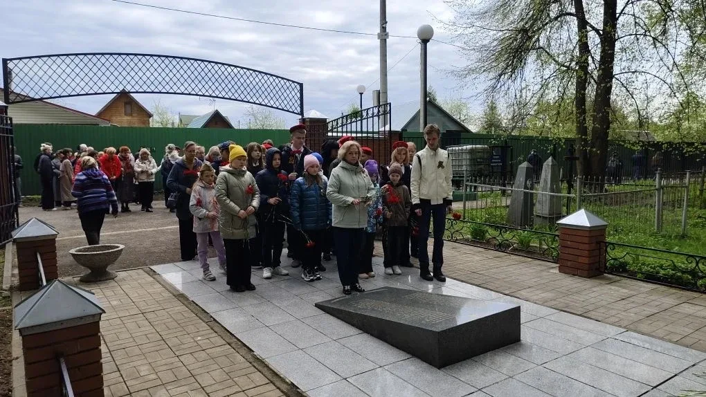 Сегодня ученики и педагоги возложили цветы к памятнику-монументу Неизвестному солдату, а также к пам
