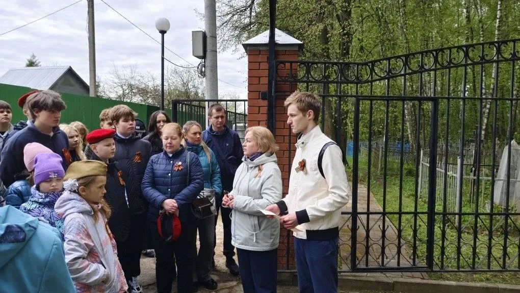 Сегодня ученики и педагоги возложили цветы к памятнику-монументу Неизвестному солдату, а также к пам