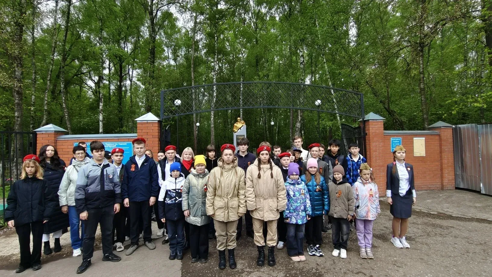 Сегодня ученики и педагоги возложили цветы к памятнику-монументу Неизвестному солдату, а также к пам