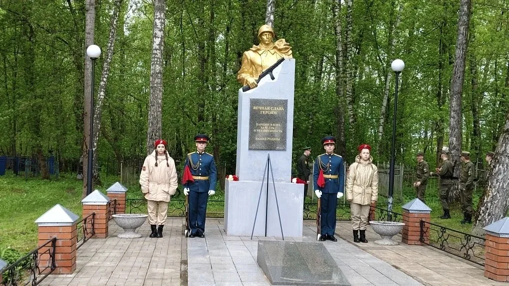 Сегодня ученики и педагоги возложили цветы к памятнику-монументу Неизвестному солдату, а также к пам