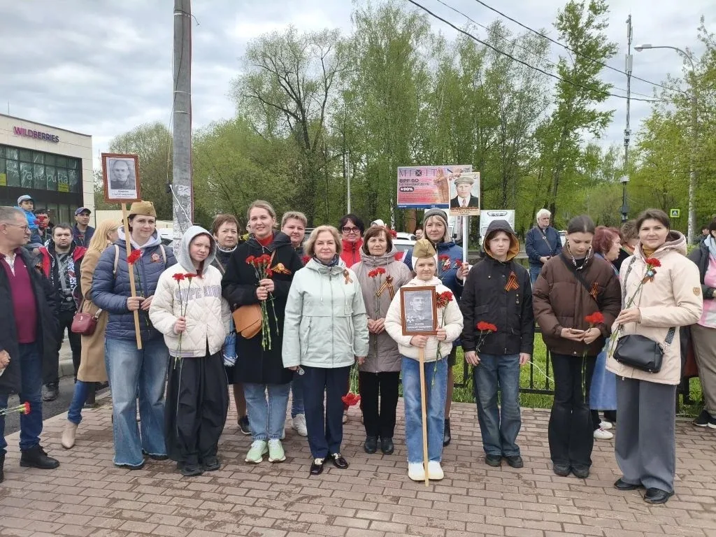 Сегодня ученики и педагоги возложили цветы к памятнику-монументу Неизвестному солдату, а также к пам