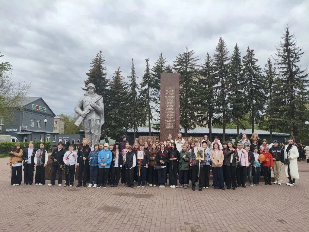 Сегодня ученики и педагоги возложили цветы к памятнику-монументу Неизвестному солдату, а также к пам