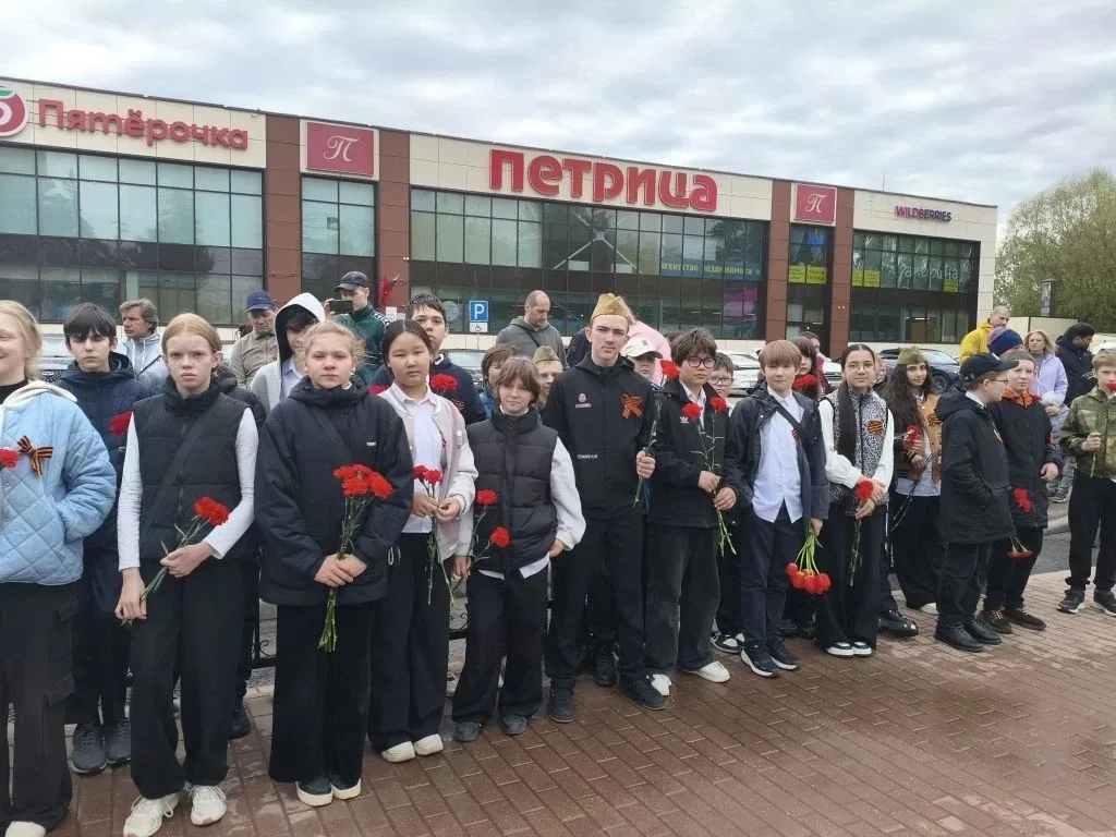 Сегодня ученики и педагоги возложили цветы к памятнику-монументу Неизвестному солдату, а также к пам