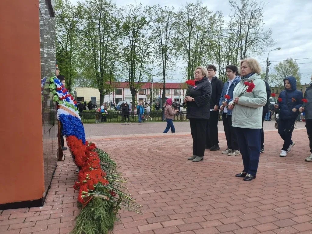 Сегодня ученики и педагоги возложили цветы к памятнику-монументу Неизвестному солдату, а также к пам
