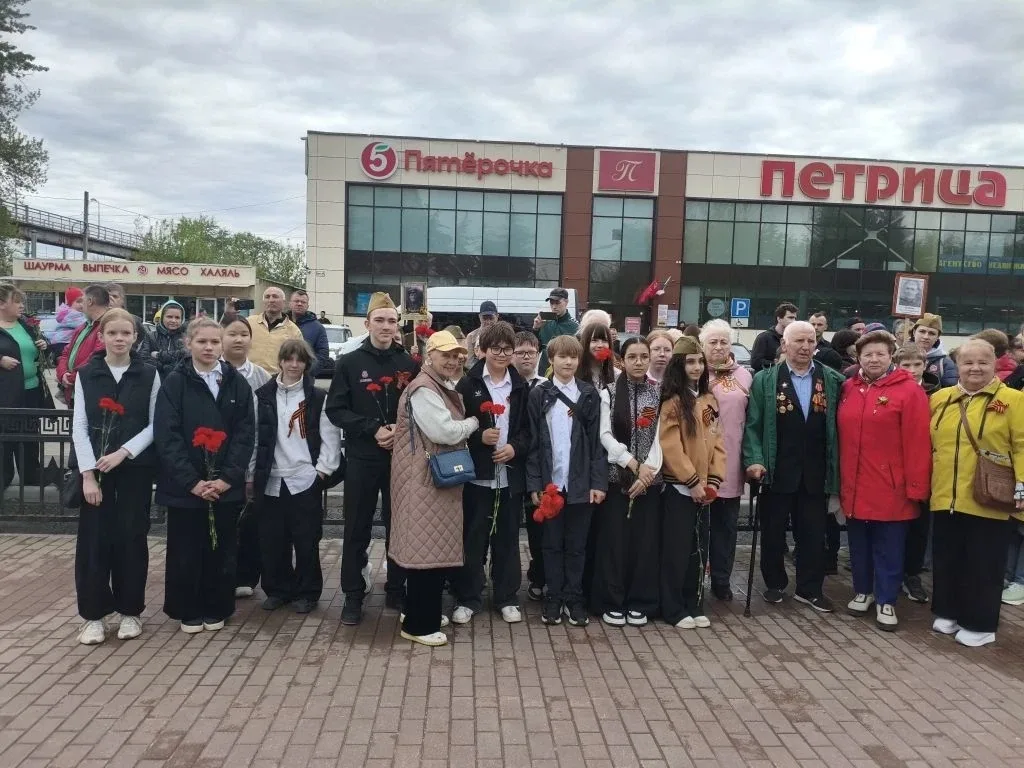 Сегодня ученики и педагоги возложили цветы к памятнику-монументу Неизвестному солдату, а также к пам