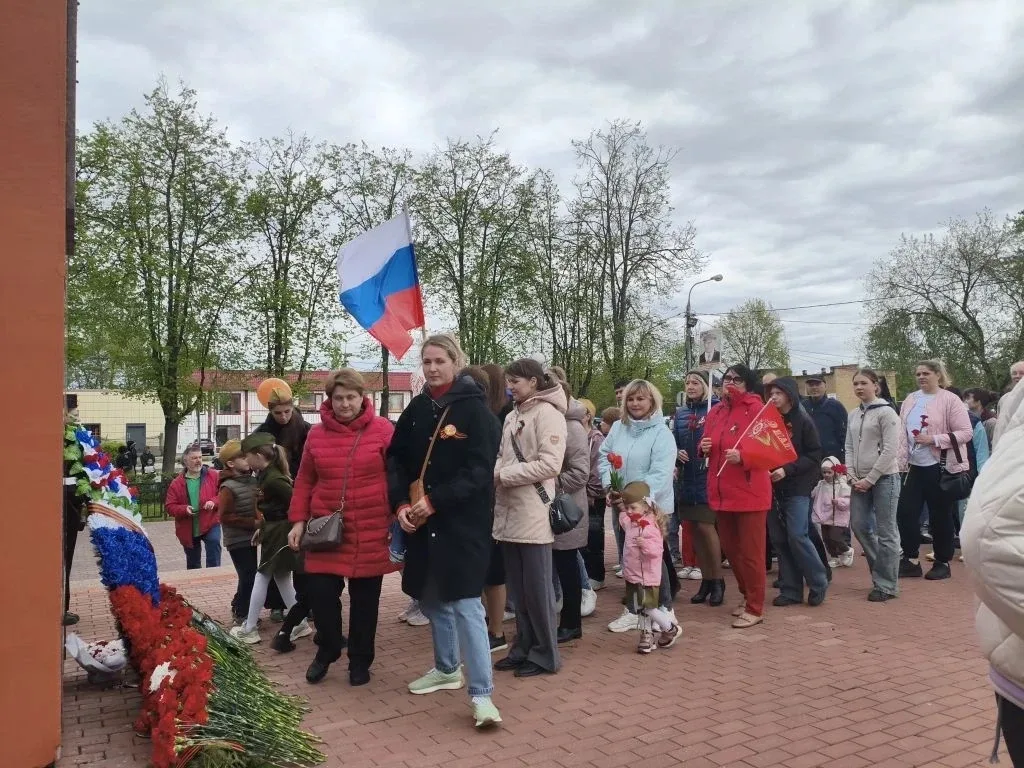 Сегодня ученики и педагоги возложили цветы к памятнику-монументу Неизвестному солдату, а также к пам