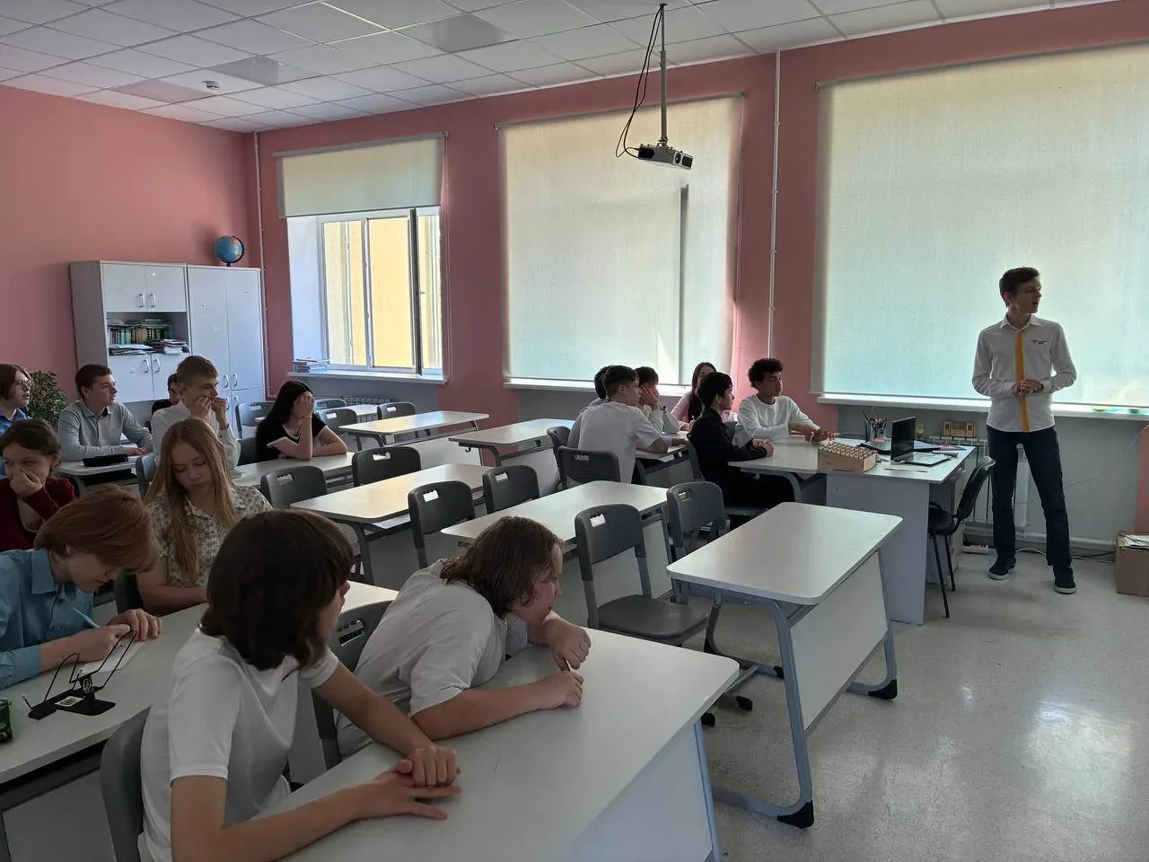 Ученики МБОУ "Лицей Климовска" приняли участие в интеллектуальной игре-квизе, посвященной Дню химии!