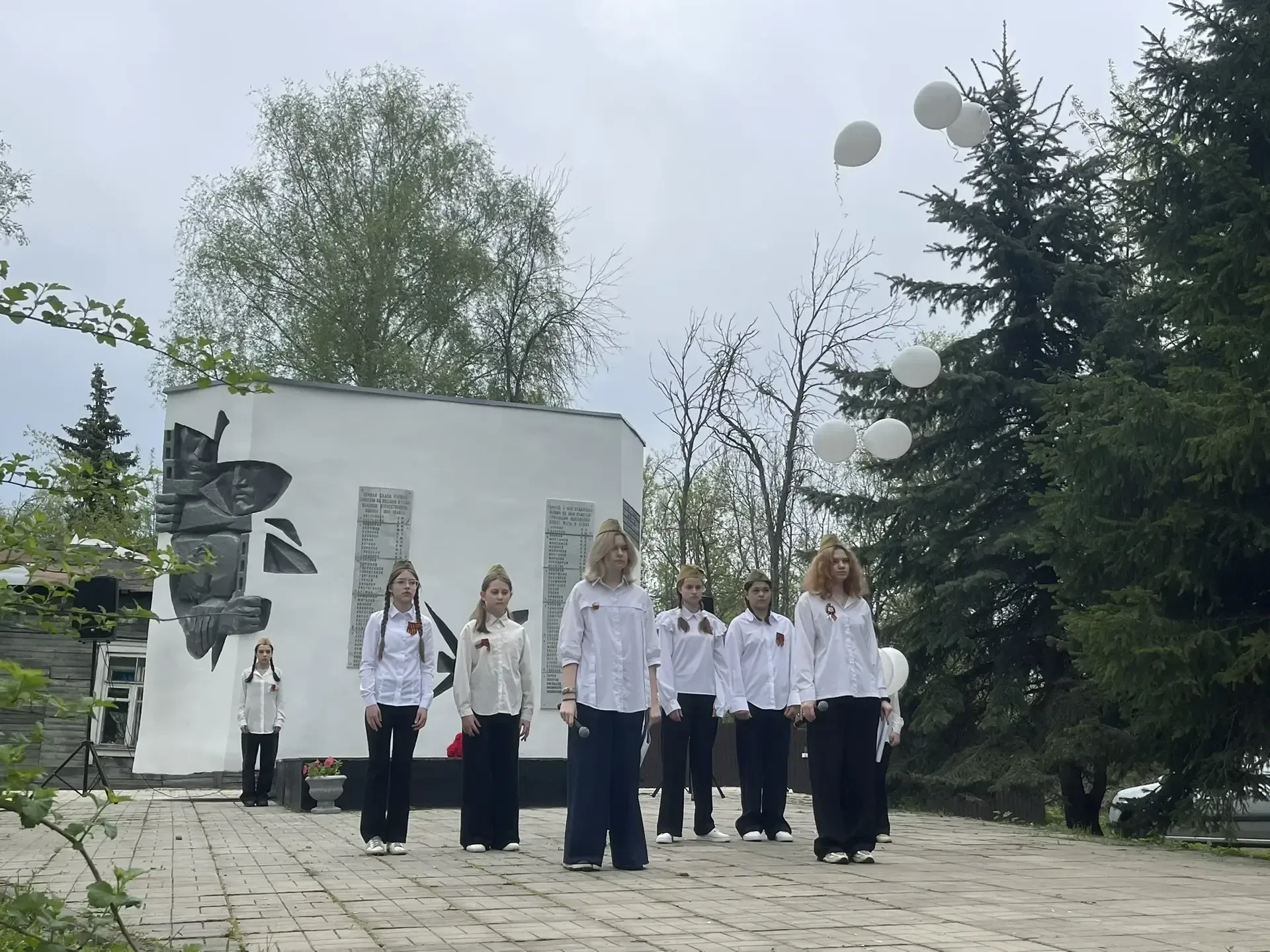 НИКТО НЕ ЗАБЫТ, НИЧТО НЕ ЗАБЫТО! 🕊️ Сегодня, 8 мая, в микрорайоне Кудринка у Памятника погибшим воин