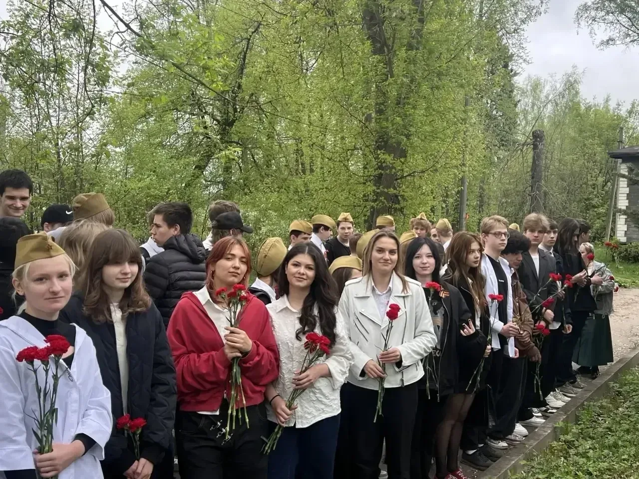 НИКТО НЕ ЗАБЫТ, НИЧТО НЕ ЗАБЫТО! 🕊️ Сегодня, 8 мая, в микрорайоне Кудринка у Памятника погибшим воин