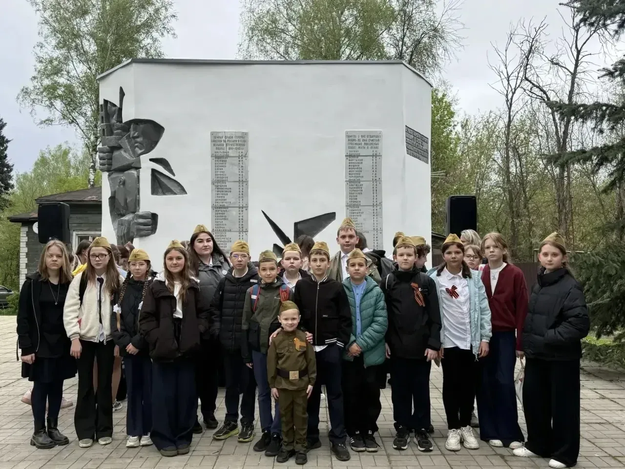 НИКТО НЕ ЗАБЫТ, НИЧТО НЕ ЗАБЫТО! 🕊️ Сегодня, 8 мая, в микрорайоне Кудринка у Памятника погибшим воин