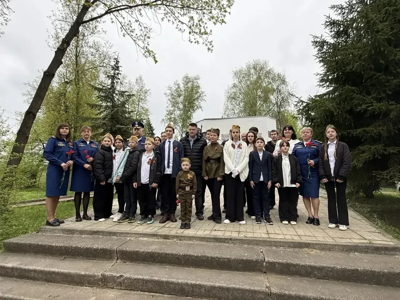НИКТО НЕ ЗАБЫТ, НИЧТО НЕ ЗАБЫТО! 🕊️ Сегодня, 8 мая, в микрорайоне Кудринка у Памятника погибшим воин