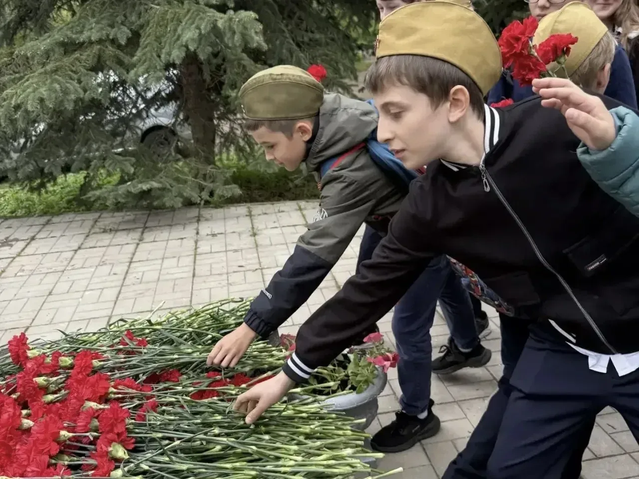 НИКТО НЕ ЗАБЫТ, НИЧТО НЕ ЗАБЫТО! 🕊️ Сегодня, 8 мая, в микрорайоне Кудринка у Памятника погибшим воин