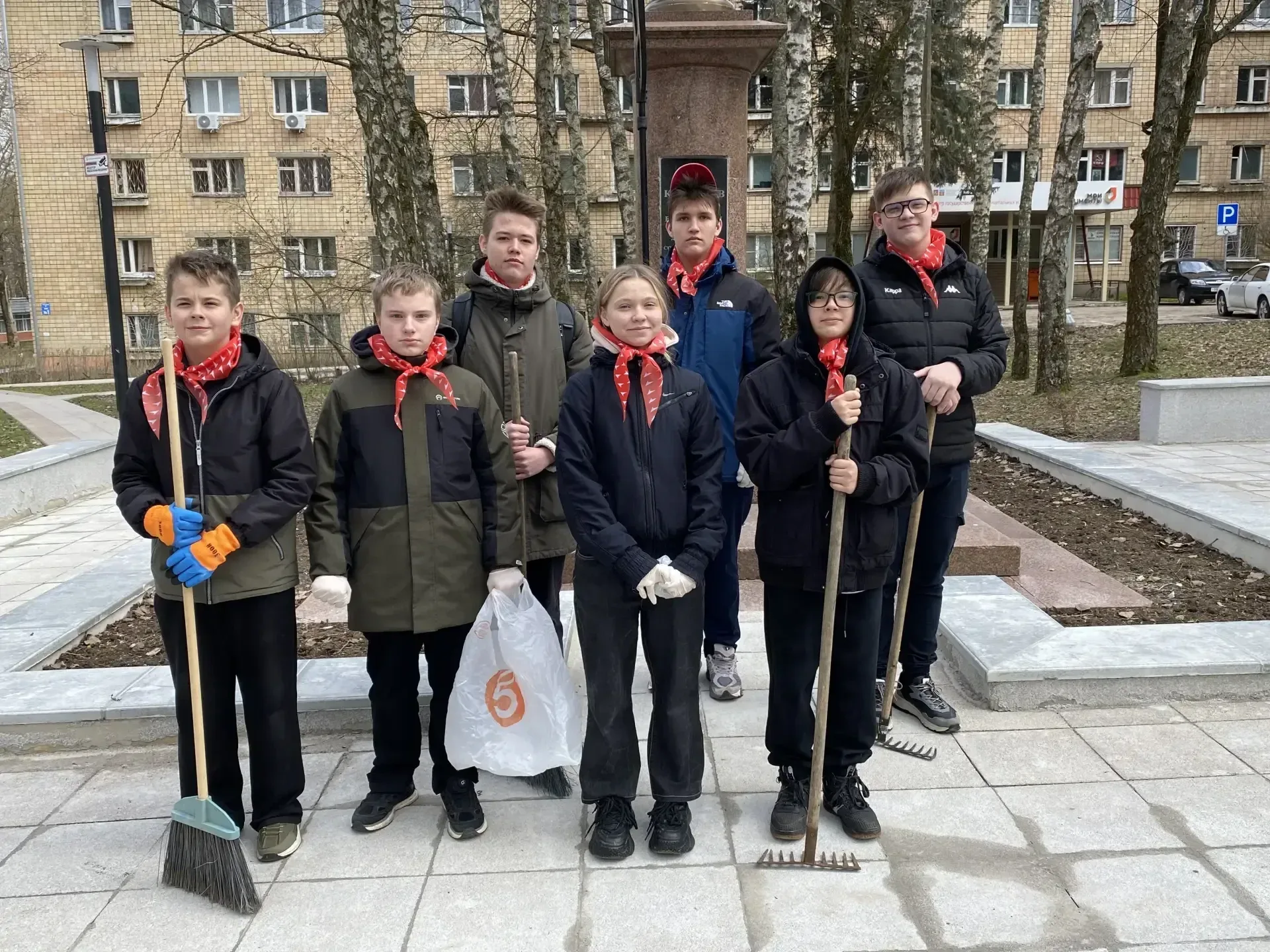 🎗Активисты Движения Первых из 7 «А» класса под руководством педагога‑организатора Звонаревой М. А. п