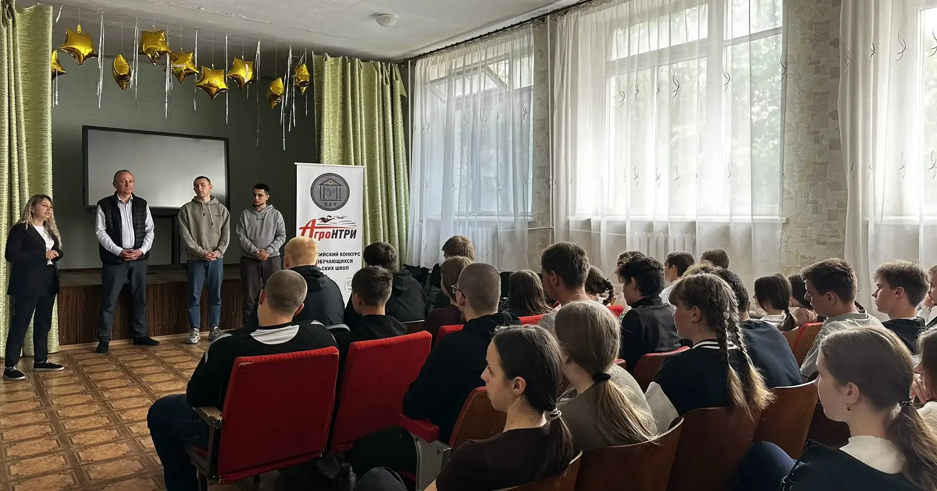 Строим будущее вместе: ХАУ провёл профориентацию в Асканийской и Чкаловской  школах! 🎓  Представител