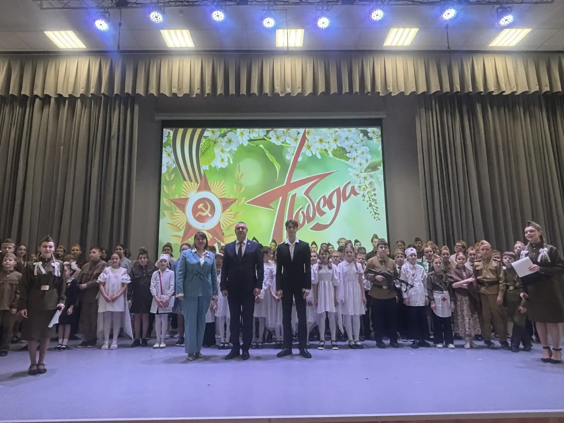 Уважаемые учителя, родители и ребята! 👋  🇷🇺 В МОУ СОШ №32 с огромным успехом прошел Гала-концерт мун